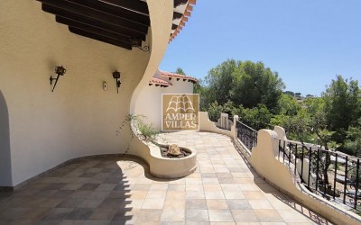 Fantástica villa con gran parcela, con privacidad y vistas al mar.